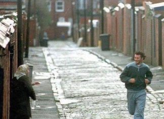 Ryan Giggs runs through the streets of Manchester in the early 90s. Whatta pic. Whatta Player.#ryangiggs #manutd #manchester #giggs