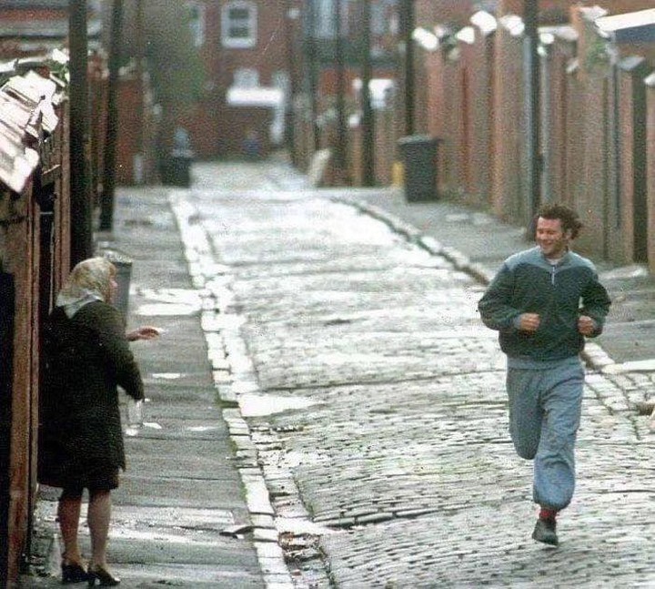 Ryan Giggs runs through the streets of Manchester in the early 90s. Whatta pic. Whatta Player.#ryangiggs #manutd #manchester #giggs