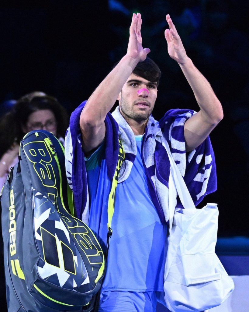 Zverev beats Alcaraz in Straight sets. The Spaniard goes home and so does my favourite. The Semi Finals now is Zverev vs Fritz and Sinner vs Ruud. Will still be a good watch and so will a Sinner and Zverev final. As for Alcaraz hes OUT#atpmasters #alcarazvszverev #nittoatpfinals