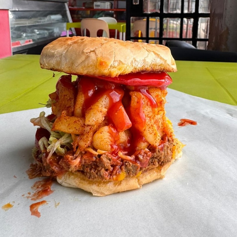 Today’s JHB Weather is a Steak Supreme Burger Day. This one on my best Burger List. @akhalwayas_bree #bestburger #steaksupremeburger #akhalwayasbreestreet #akhals #rain #jhbweather #gourmetburger #burgerlove