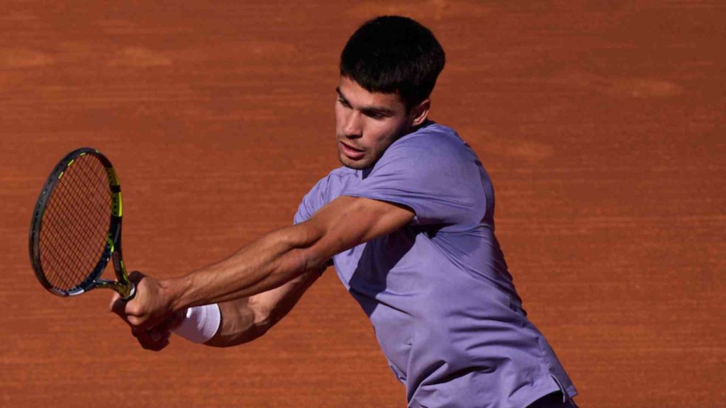 The Alcaraz train is in Full motion as he beats Alex de Minaur to reach the semi finals of the Barcelona Open. Todays semi however is tricky as the Spaniard faces a resurging Arthur Fills. Was a joy to watch the match on Easter Friday. Vamos Alacaraz.In Munich Shelton and Zverev are set to meet in the final if both of them win their semi finals#atpmasters #barcelonaopen #alcaraz #tennis