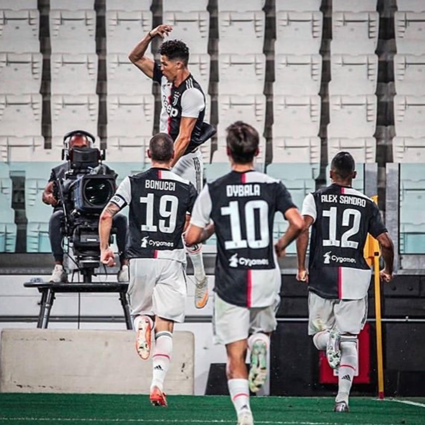 Juventus 2 Lazio 1. Big win last night as Juventus beat Lazio in Turin to go 8 points clear. Still labeled as one of the worst Juve sides to win the scudetto when that happens. 6 points in 4 games should be attainable. Ronaldo could have scored more. De Ligt,Dybala and Rabbiot were outstanding. Bonucci makes mistake almost cost Juve in the end. But they held on for the big win. The Title contenders have all buckled badly under the pressure. Forza Juve. Time to see it through