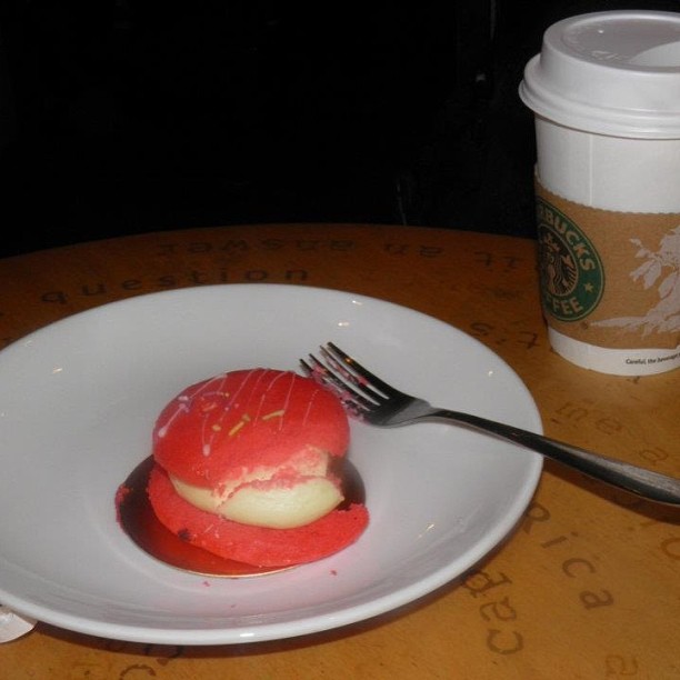Raspberry Whoppie pie and peppermint latte #Hong Kong Starbucks #swoosh0018 travel