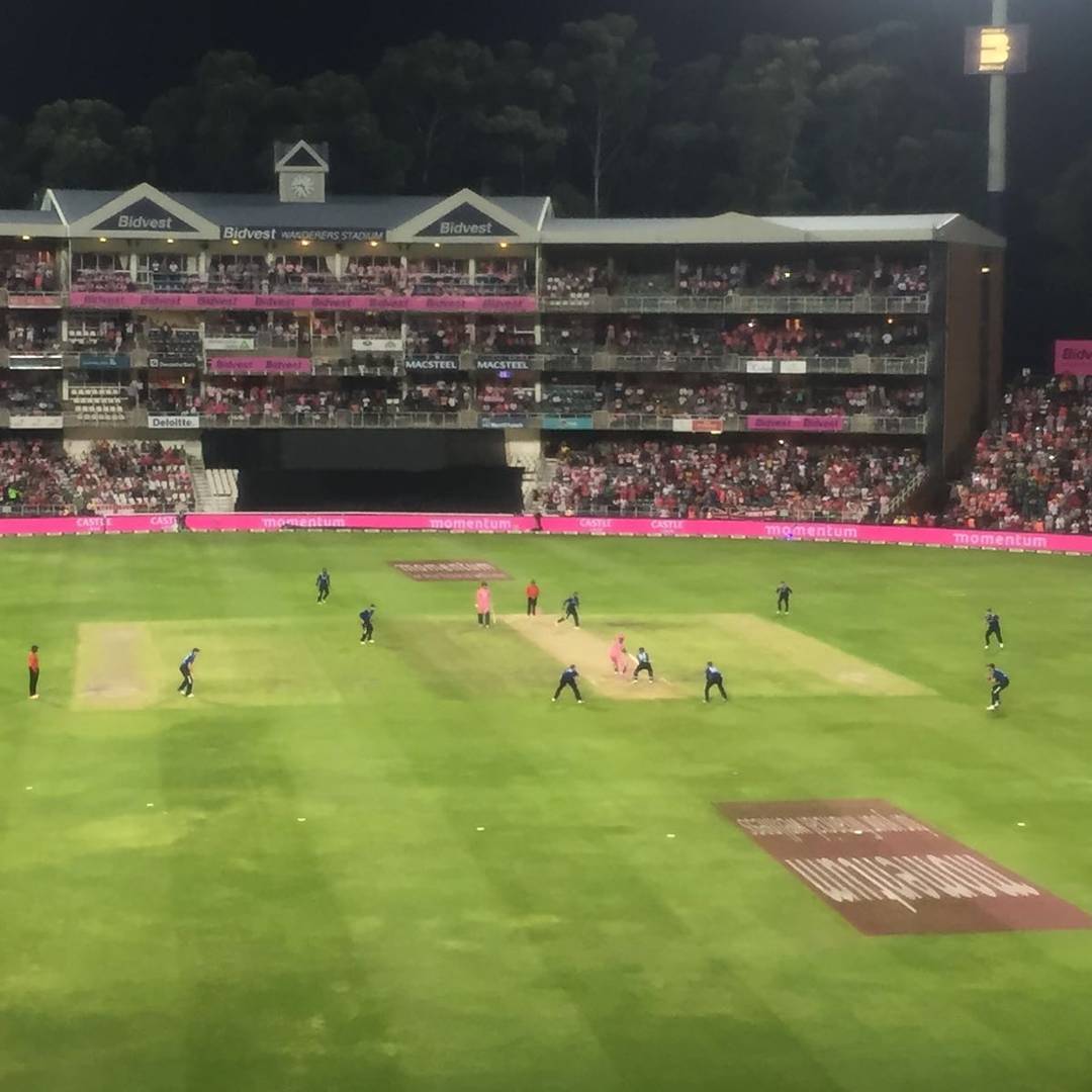 4th ODI. PINK DAY.The winning run at the Bullring by @yseth. SA vs England. Great Victory #momentumodi #savsengland #cricket #proreafire #proteas #pinkodi #pinkdrive #proteas