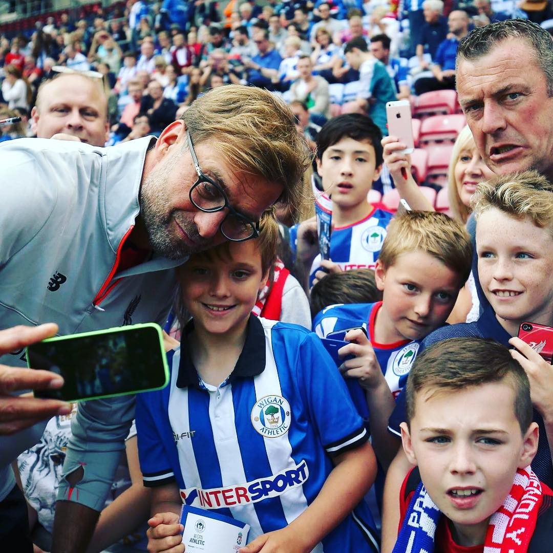 Klopp takes a Selfie with the Wigan Fans #welovethisgame #jurgenklopp #0018instagrampicofday