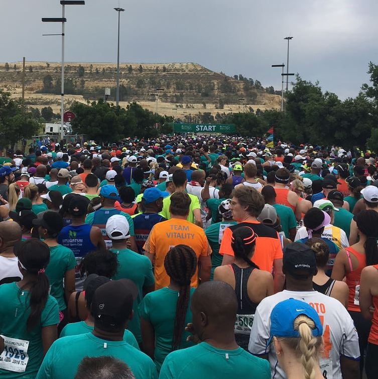Start of the 21km Soweto Marathon.  #sowetomarathon *by 0018 Man on the scene @eyahmed #Soweto #runjozi #Jozie #jhb #marathon #running #sarunning #run #earlymornings #fitlife