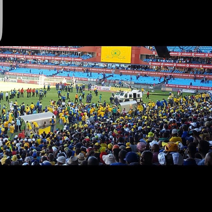 Sundowns pumping Pirates 6 and this happens . Whatta Thing. Your Thoughts on this madness 🏻 #piratesvssundowns #orlandopirates #sundowns #piratesfans #pitchinvasion #piratesfansinvadepitch #psl