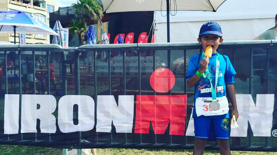 All the pics of IRON KIDS on swoosh0018.com soon and this makes our Pic of the Day  #trigroup #tri #triathlon #triathlete #ironman #ironmansa #ironman2017 #endurance #swim #cycle #run  #ironmanpe #pe #portelizabeth #🚴🏻‍♀️🏿#boardwalkhotelpe @ironmantri @imsouthafrica @standardbanksa @triathletemag @triathlon_photography #southafrica . Pics by Fun Tri Emmarentia Supporters Group @fahmida.kaloo @storck_sa @spursteakranches
