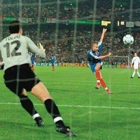 Euro 2000. The Trezeguet Golden goal that broke me. The Del Piero misses in the final. That Kappa Italy body fit kit and the Phil Neville foul. Euro 2000 was Class. The French led by Zidane stole it from the Italians . The Totti penalty against the Dutch ️#euro2000 #italy #france #trezeguet #goldengoal #england #italia #kappa #totti