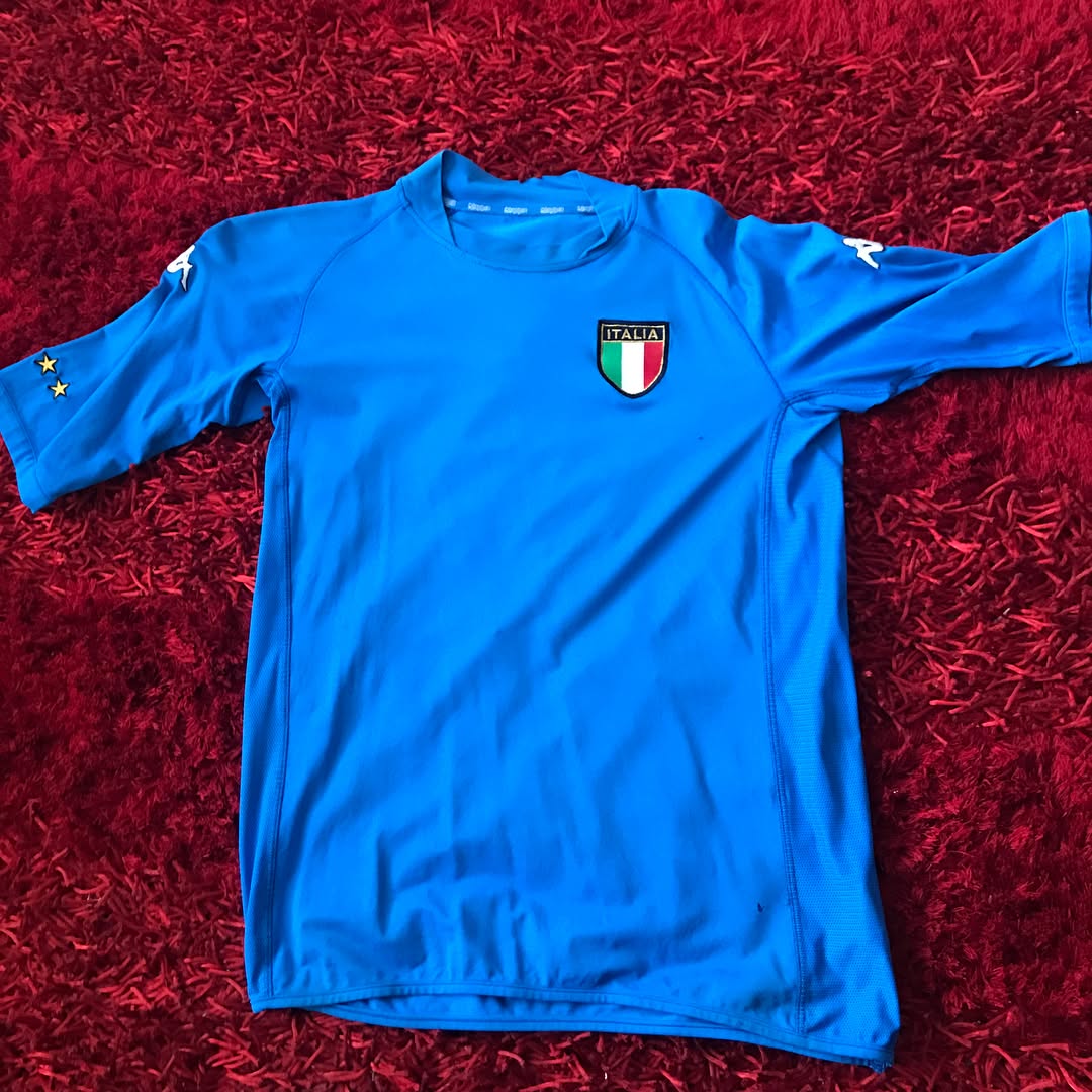 Retro kit of the week has to be my Kappa Italia 2002 World Cup kit. The Body fit. For me the best kit ever, obviously. Cant fit into it now  #retro #vintage #classic #classickits #azurri #italia #italy #worldcup #koreajapan2002 #kappa #bodyfit #soccer #football If you wanna share your classic kit of the past Tag Us,inbox us or email info@swoosh0018.com