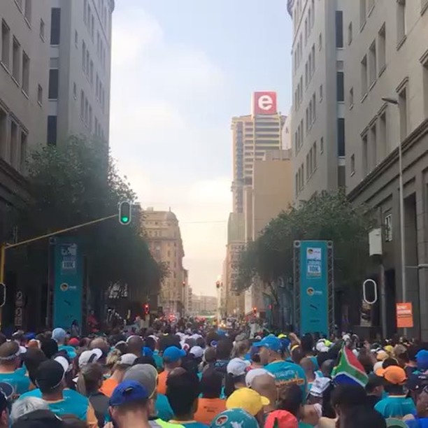 FNB 10km JHB Run by our 0018 Man on the Scene @eyahmed #run #running #fnb #fnbrun #fnbjhbrun #runningsa #runsa #runner #runforlife #runaddict #jhb #jhbblogger #jhblife #johannesburg #jozievents #southafrican #saanthem #southafricananthemTag us or email:info@swoosh0018.com to add your pics on our gallery