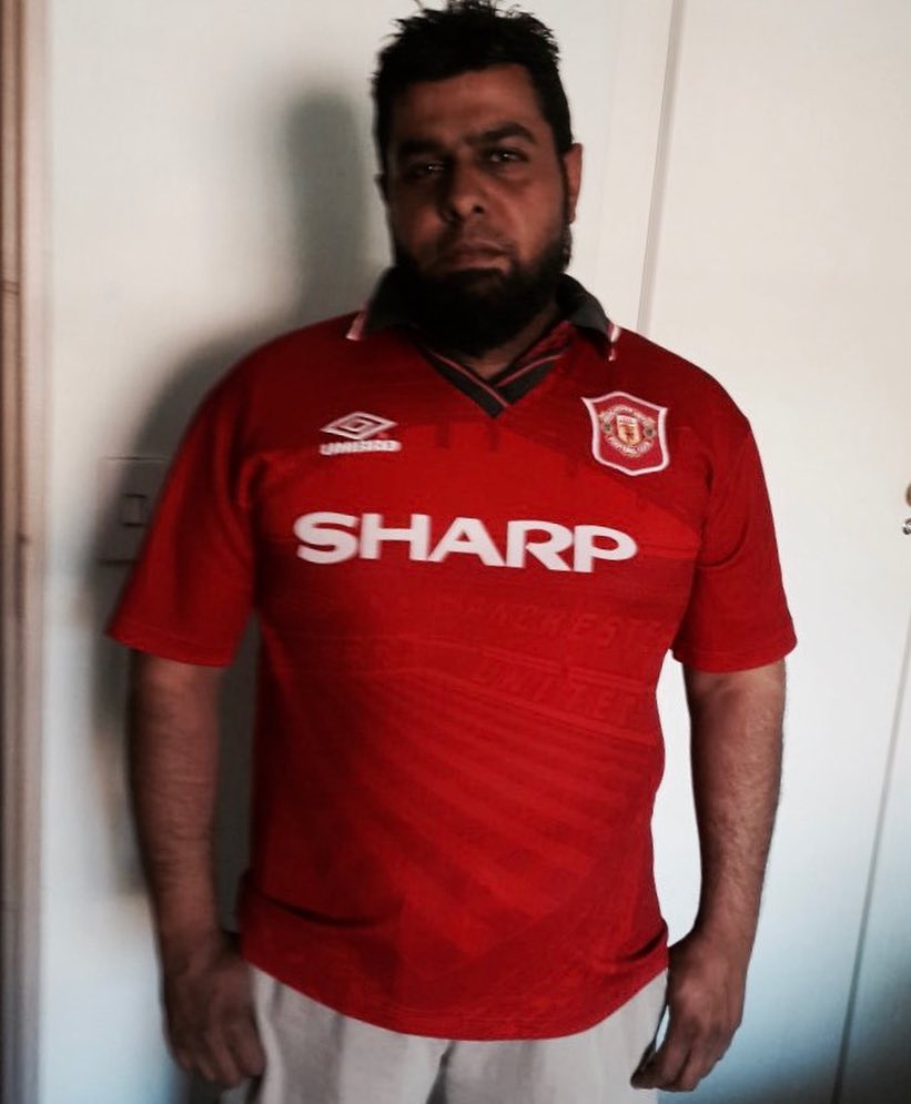 As tradition on swoosh0018 after a ABU vs ALI Game we have never missed the Mamoo Shot. Win or lose we had a photo depicting the Emotion. IHardcore MANC he is and we have experienced some emotional moments with this Lad. This is what he has to say "Look pool pressed and should have taken their chances, away from home at anfield morinho is a clever chap. I will take this result and if we won I would have sympathized with you guys and given a present ."If we stole it in the last mins .. it would have been like steeling from the poor, all one way traffic the entire second half, micky once again fails to deliver on big match day? And lakaku not taking the one chance that could have sealed it, liverpool on the other hand very unlucky never thought id say this but well played0-0 it is and we I'll see Mamoo at the Old Trafford Leg. Perhaps the greatest shot of him we have in our archives was in 99 on Sir May Busbys Birthday after the Camp Nou. The worst we have is when Dosena sunk the 4th at Old Tradford. let's just say errr the car needed a New Oil Sump 😀😀😀. As for out Insta story there's no tears all round.  #win #predict #alis #abus #abusvsalis #liverpool #manutd #lfc #mancs #derby #rivals #passion #welovethisgame #ynwa #oldtrafford #abus #alis #abusvsalis #competition #andield #ynwa #unitedfans #manutdfans #mancfans #mamooABU=Anyone but United ALIS=Anti Liverpool