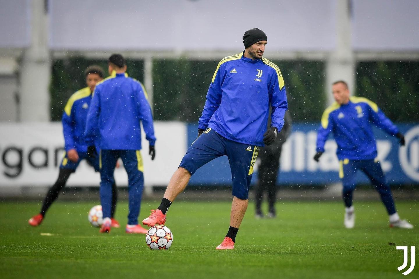 Calm before the storm. Juve prepare for Zenit  St Petersburg in Turin. Qualifying tonight will be a good thing in a bad week. Forza Juve#forzajuve #juve #juventus #juventusvszenit #uefachampionsleague #juvefans #bianconeri #alianzstadium #blackamdwhite