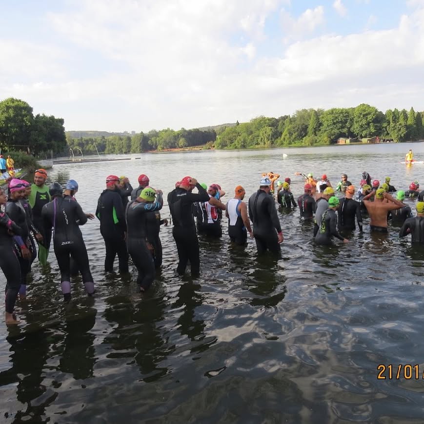 The 4th Edition of the Fun Tri hosted by @trianyone took place this weekend at Emmarentia Dam. 500m swim, 20km Bike and 5km Run. Hats off to the organizers,The supporters and the athletes. If you were there,How was it? The Men's event was won by Lyle Timm and the Women's by Tasniem Sallie *All the pics and action on www.swoosh0018.com @trianyone @sadiapm #sprinttri #triathlon #trianyone #triathlete #tri #swim #bike #run #emmarentiadam
