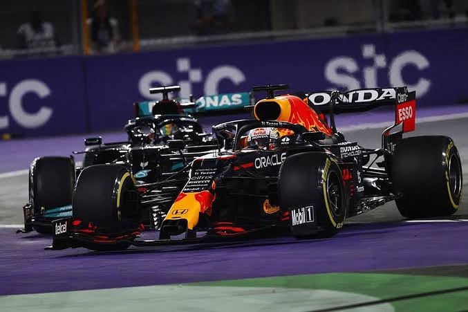 What a Grand Prix last night. Hamilton edging Verstappen in Saudi Arabia. Mad race as the Durban owes will say #f1 #f1grandprix #saudiarabia #hamilton #verstappen #jeddah #motorsport