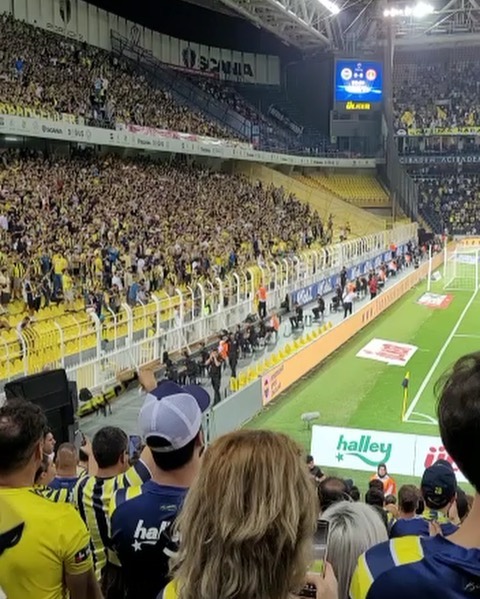 1 hour before kick off. Fenerbahce vs Umraniye in Istanbul 🇹🇷. Atmosphere in a Turkish football game is Sublime#fenerbahce #istanbul #turkey #turkishfootball #fenerbahçevsumraniye #fenerbachefans #turkishfans
