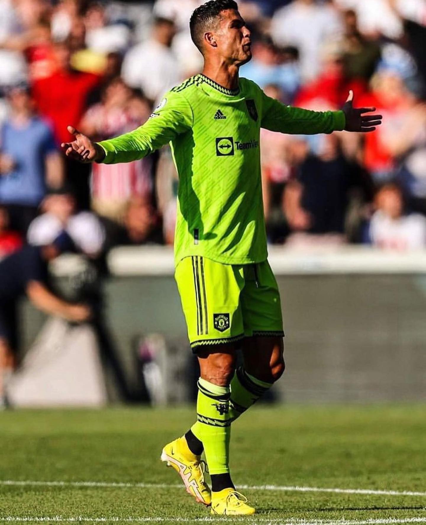 What’s going on with the MANCS. 4-0 to Brentford. The goals were shocking. Comon MANCS. What do u say. Citeh were rampant. Jesus came big in Fantasy and on the pitch and good win for Villa va Toffees. Is the color of that kit Shocking yellow. My toppie was livid again. Pumping the cigarettes#manutd #mancs #manutdvsbrentford #brentfordfans #epl #englishpremierleague #astonvillavaeverton #arsenalvsleicester #jesus #mancity