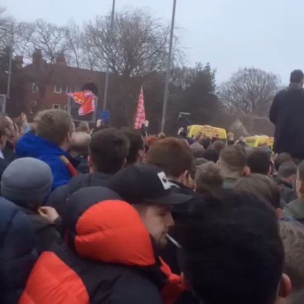 Liverpool vs Manchester City. Liverpool Fans chant Outside Anfield before Kick Off. footage by Moosa Loonat  from the KOP UK Lads #liverpoolvsmanchestercity #uefachampionsleague #anfield #liverpoolfans #lfcfans #liverpoolfansing #lfcsongs #liverpoolsongs