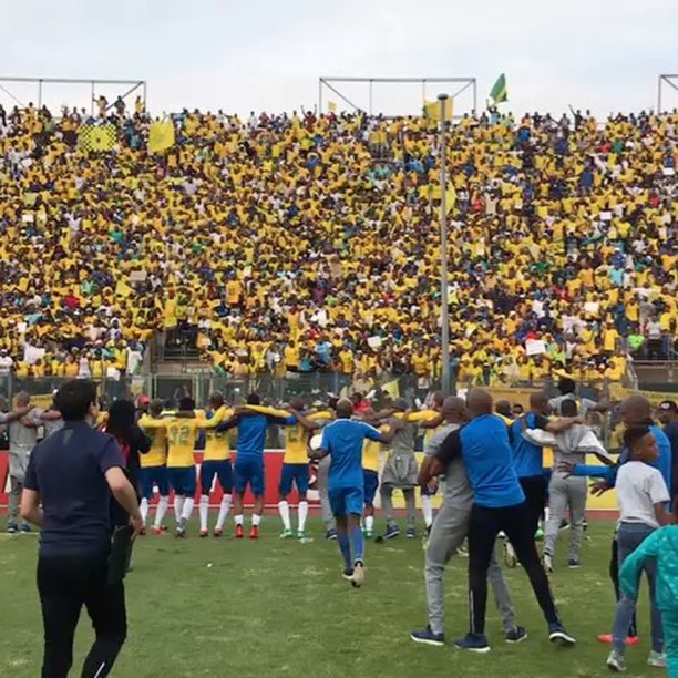 I'm still happy my team Sundowns won the ABSA premiership. Thanks @valods for the footage. Well done the Brazilians#sundowns #mamalodisundowns #absapremiership #absapremiershipchampions #sundownschampions #sasoccer #africa #africansoccer #sundownscelebrations