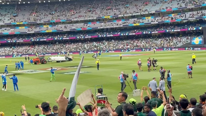 Pakistan vs England at the MCG. Build up before the T20 World Cup 2022. Who will it be. Our man on the ground in Melbourne is @joe.moola#pakistanvsengland #t20worldcupfinal #mcg #pakistan #pakistanfans