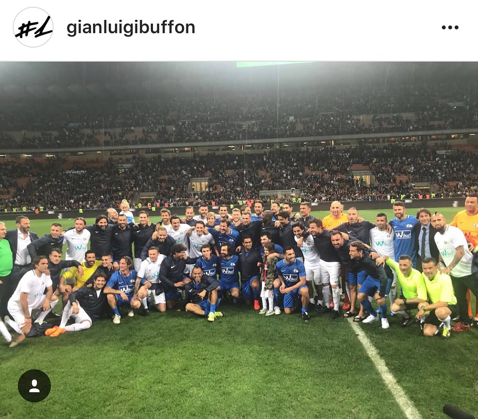 Legends on the pitch at the San Siro last night for Pirlos testimonial. And a young Pirlo coming off to Replace his Dad #lanottedelMaestro @andreapirlo21