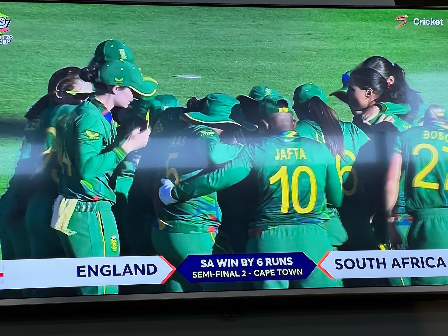 Shabnim Ismail with a musseeeeve last over. In the words of David Loyd. Start the Tuk Tuk England are goreing home. SA Women in the final of the womens T20 Workd Cup. Watta Thing#t20 #proteaswomen #shabnimismail