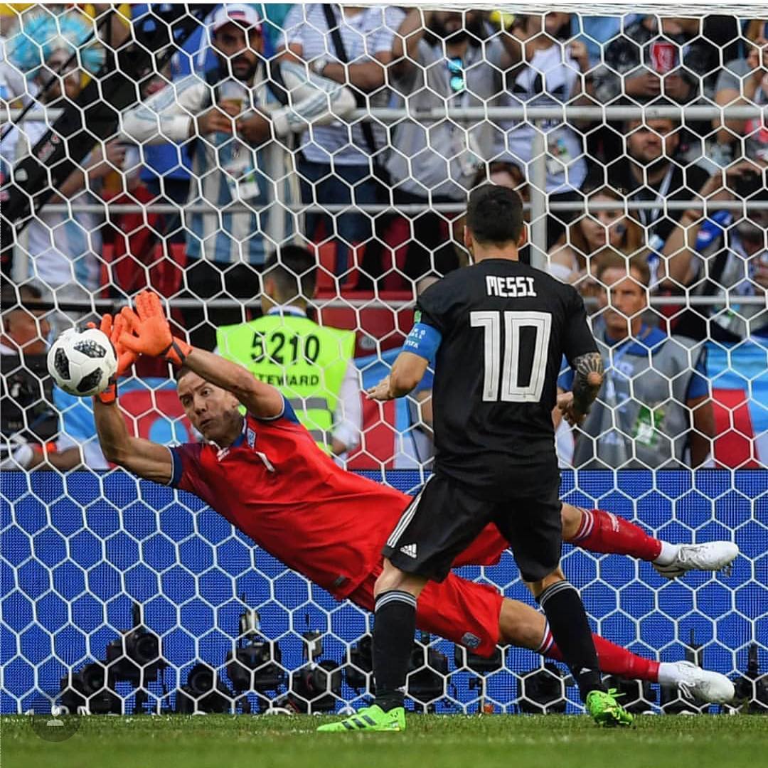 Iceland 🇮🇸 1 Argentina 🇦🇷 1. Messi misses a penalty. Icelandic players stand farm and the Argies were not there best. Argentina going with one striker.How was the Game?#messi #maradona #russia2018 #fifaworldcup #argentina #iceland  #argentinavsiceland #messipenalty