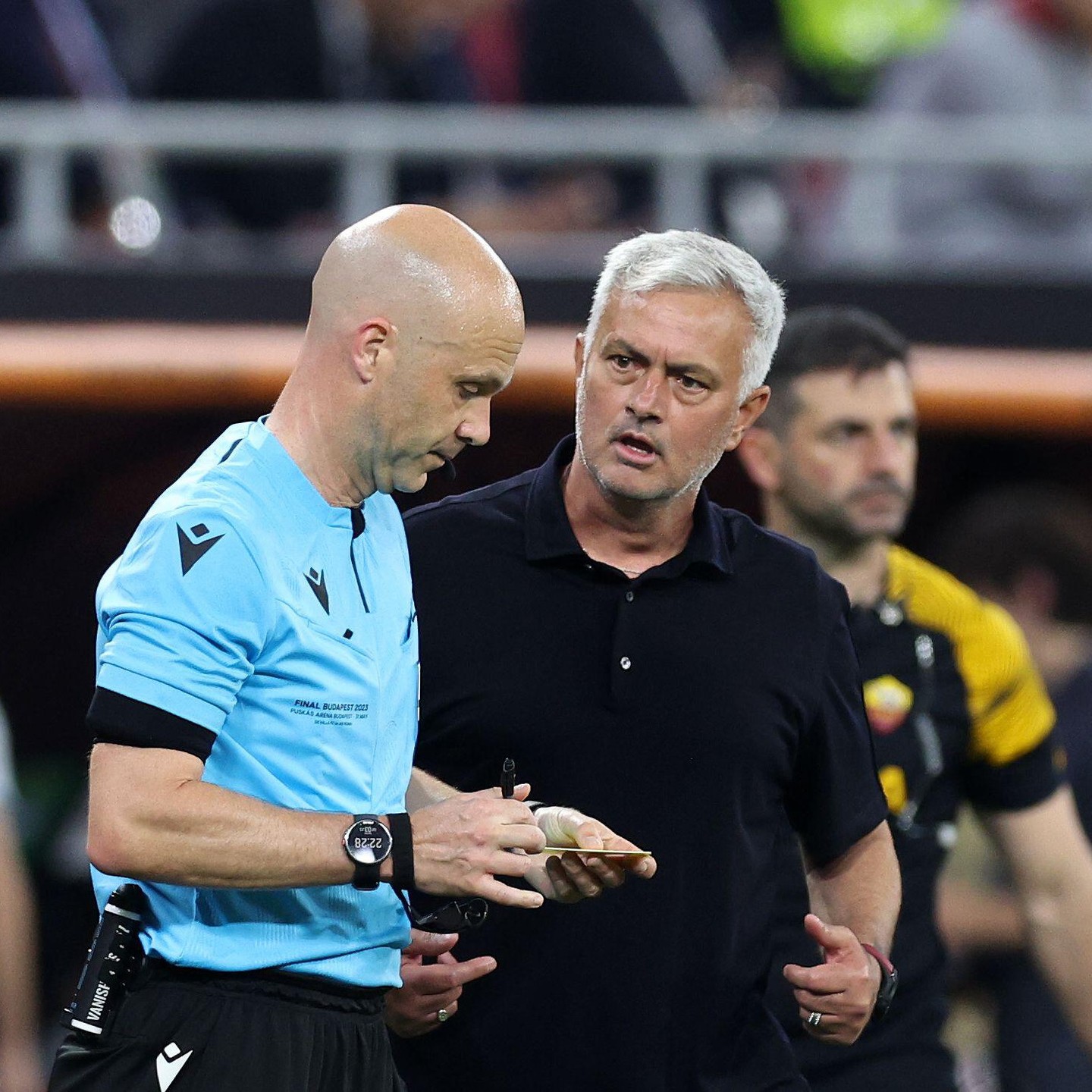 Was Mourinho right or wrong in regards to his tantrum with Anthony Taylor. We all love all the Mourinho antics and typical Mourinho style. Anthony Taylor was poor on the night. We all know Refs kop abuse. They the first to collect and most of the time deservedly So. Tayor and his family was also jeered at Budapest airport. So who was Mou right or did he take it too Far. Whats your view#mourinho #josemourinho #mourinhovsanthonytaylor #romafans #roma #romavssevilla #europaleague #europaleaguefinal