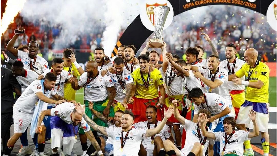 Well Done to Sevilla on winning the Europa League. Like Peter Drewry says they have won it Again and again and again and again and again. Heart breaking and tears for Roma and their fans after they lost on penaltys. Referee Anthony Taylor was lambasted by Mourinho and subjected to barage of abuse from Roma Fans. But in the end it was Sevillas night. The Kings of the Europa League#sevilla #sevillachampions #europaleague #europaleaguechampions #sevillafans #romafans #josemourinho #anthonytaylor #budapest