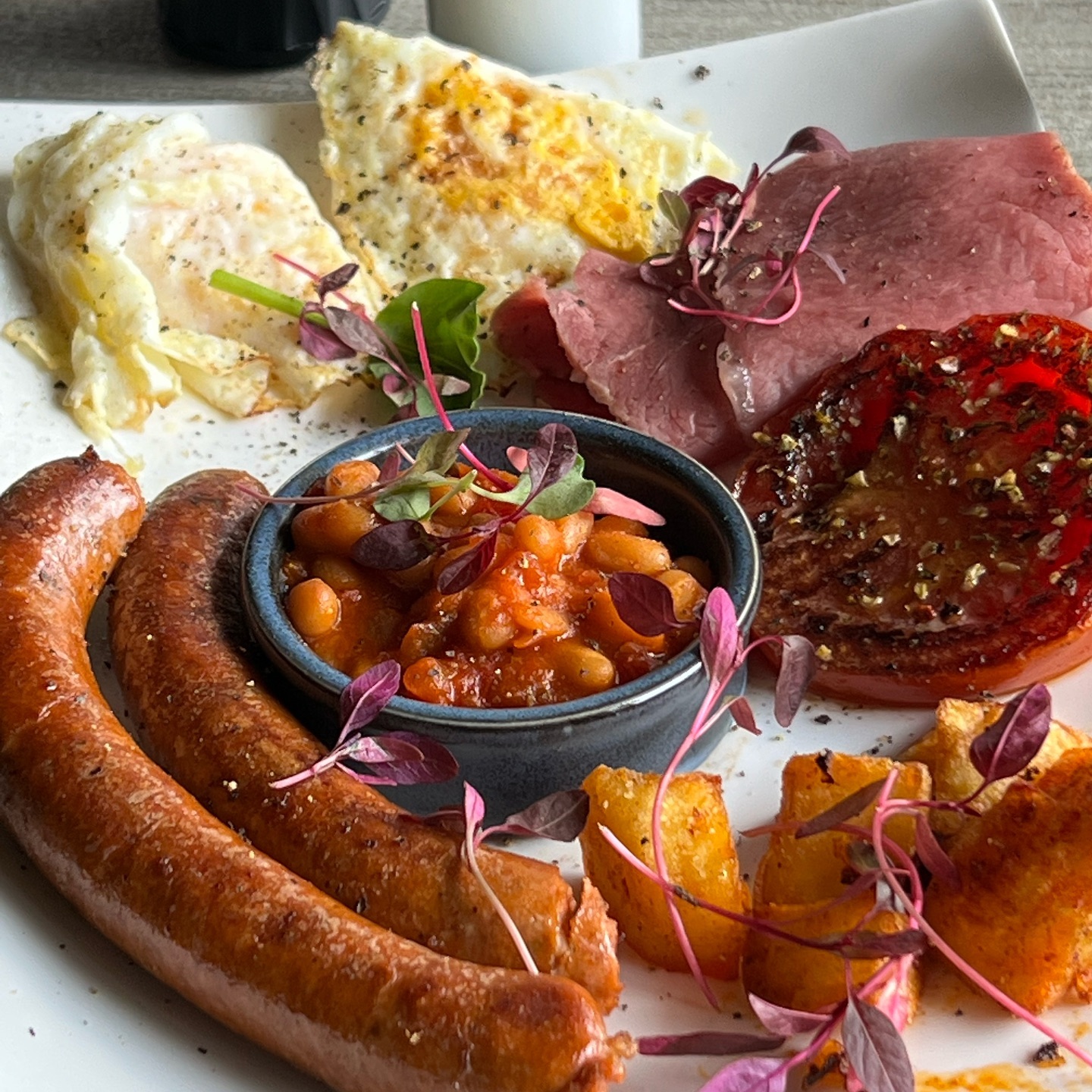English breakfast at @the_rooftop_cafe on Oxford #halaa#breakfast #breakfastideas #earlymornings #rooftopcafe #eggs #sausage #summer #breakfastlover