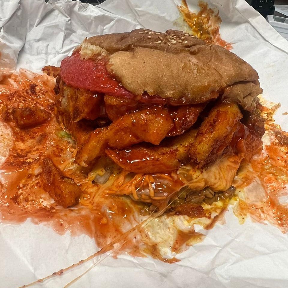 Steak Burger with French Polony from @akhalwayas_bree Perfect for International Footie Break. #halaal#food #foodporn #ackhals #akhalz #burger #burgerporn #burgers #gourmetburgers #fordsburg #foodsburg #akhalwayas #akhalwayasbreestreet #steak #steakburger