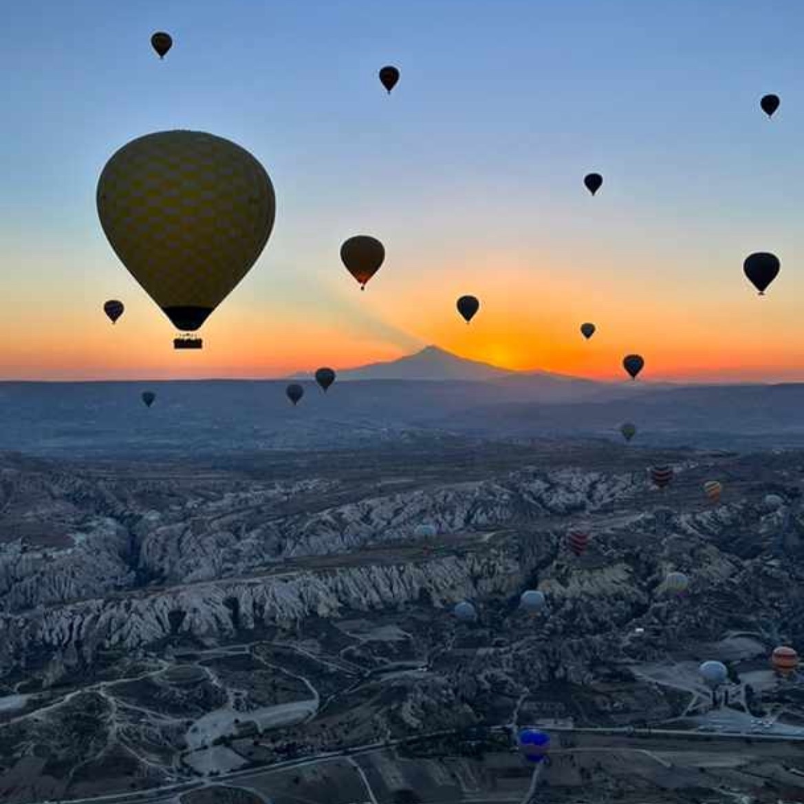 🇹🇷 Sunrise in Capidocia, Turkey #0018Travel #capidocia #turkey #turkeytravel #hotairballoons #sunrise #travel #travelgram #travelpics #instatravel #cappadociaballoon