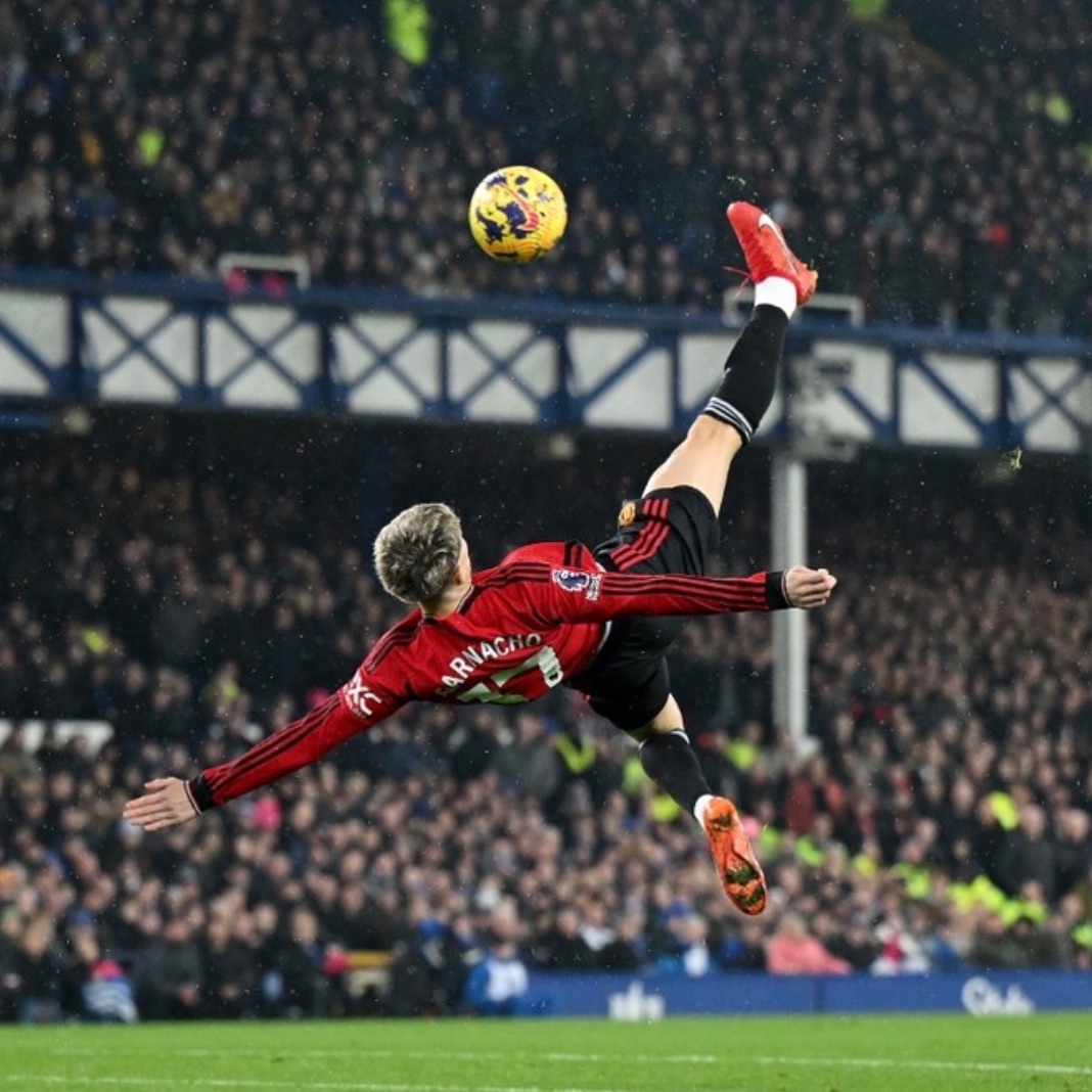 Garnacho Golazo gives the MANCS a 1-0 lead va Everton. Eventually Man Utd won 3-0. Earlier Aston Villa had a top win against Spurs. Derby D Italia to come. What say the MANCS. Top goal heh#GarnachoGolazo #garnachogoal #garnachovseverton #garnachooverheadkick #manutd #manutdvseverton #goodisonpark #epl #astonvillavsspurs