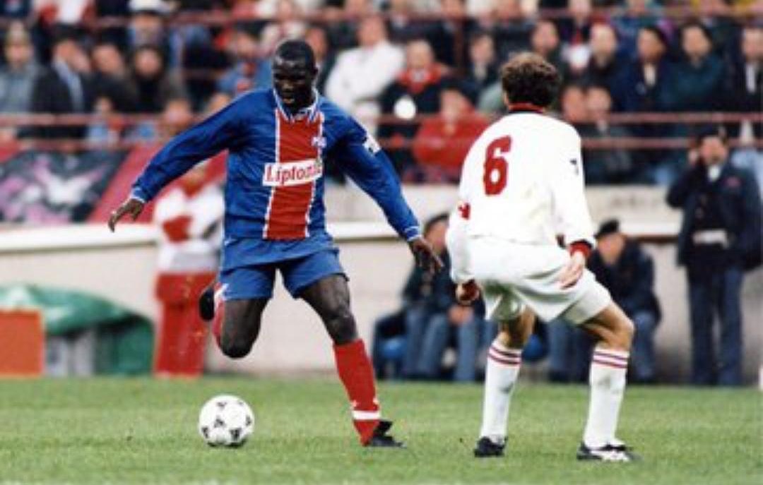 Can you identify these two Legends? . Attack vs Defense makes our Instagram pic of the Day. Just how good were they #picoftheday #georgeweah #francobaresi #acmilan