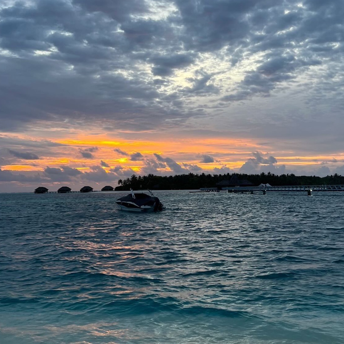 Our Sunday Travel pic comes from the Spurs man himself. Sunset Conrad Maldives Rangali Island By @cassim_omar . Watching in Style @conrad_maldives #Swoosh0018Travel #travel #maldives #island #conradrangali #rangaliisland #maldivesresorts #traveltheworld #instatravel #travelblogger #maldives_ig #sunset #sunsetlovers #sunsetporn
