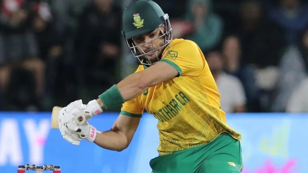 Good win for South Africa in the 2nd T20 against India via the Duckworth Lewis system by 5 Wickets.. Reza Hendriks top scored for the Proteas with 49 and Coetzeer was the pick of the bowlers with 3/32. I was in the gym and one uncle was watching. I asked him who won the cricket and he said Im Shocked. South Africa won. Well done the Proteas#southafricavsindia #proteas #southafrica #proteafire #india @saintgeorgespark