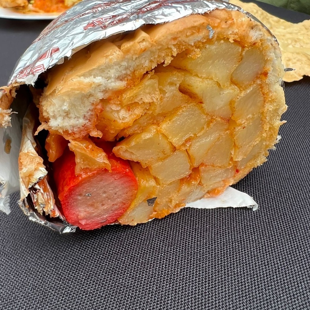 When in Cape Town we must stop for a Hot Dog Special With peri peri powder and peri peri sauce and Wembley Whopper at @wembley_group #halaal. #hotdog #capetown #wembley #wembleyroadhouse #halaalcapetown #mothercity #hotdogspecial