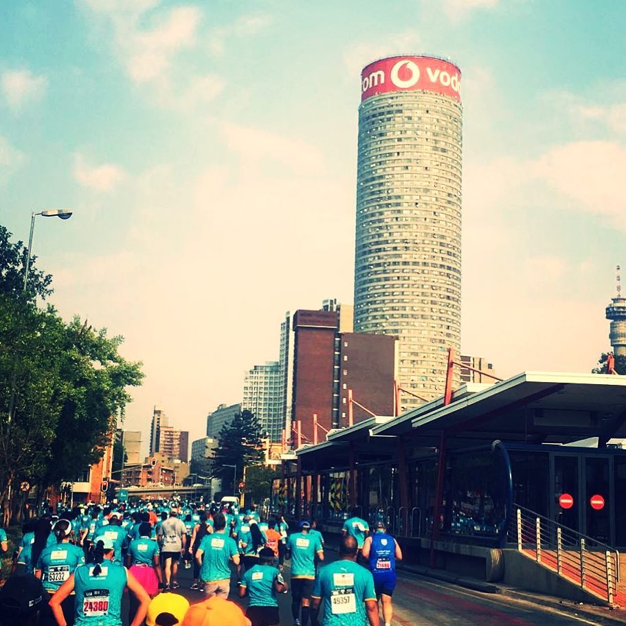 FNB marathon in Johannesburg makes our pic of the day. Happy  Heritage Day #herotageday #sa #run #runner #jozi #jhb #marathon #running #runsa #fnb @fnbsa #fnb10km #jhbcity