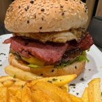 Blondie Burger for Lunch. In House Burger with fried egg, cheese, macon, fried onion, Chili mayo served with chips @strada_nelson.mandela.square #blondieburger #burger #burgerporn #burgerlove #stradaburgers #strada #stradastreetfood #sandtoncity #halaalinjhb #jhbfood #nelsonmandelasquare