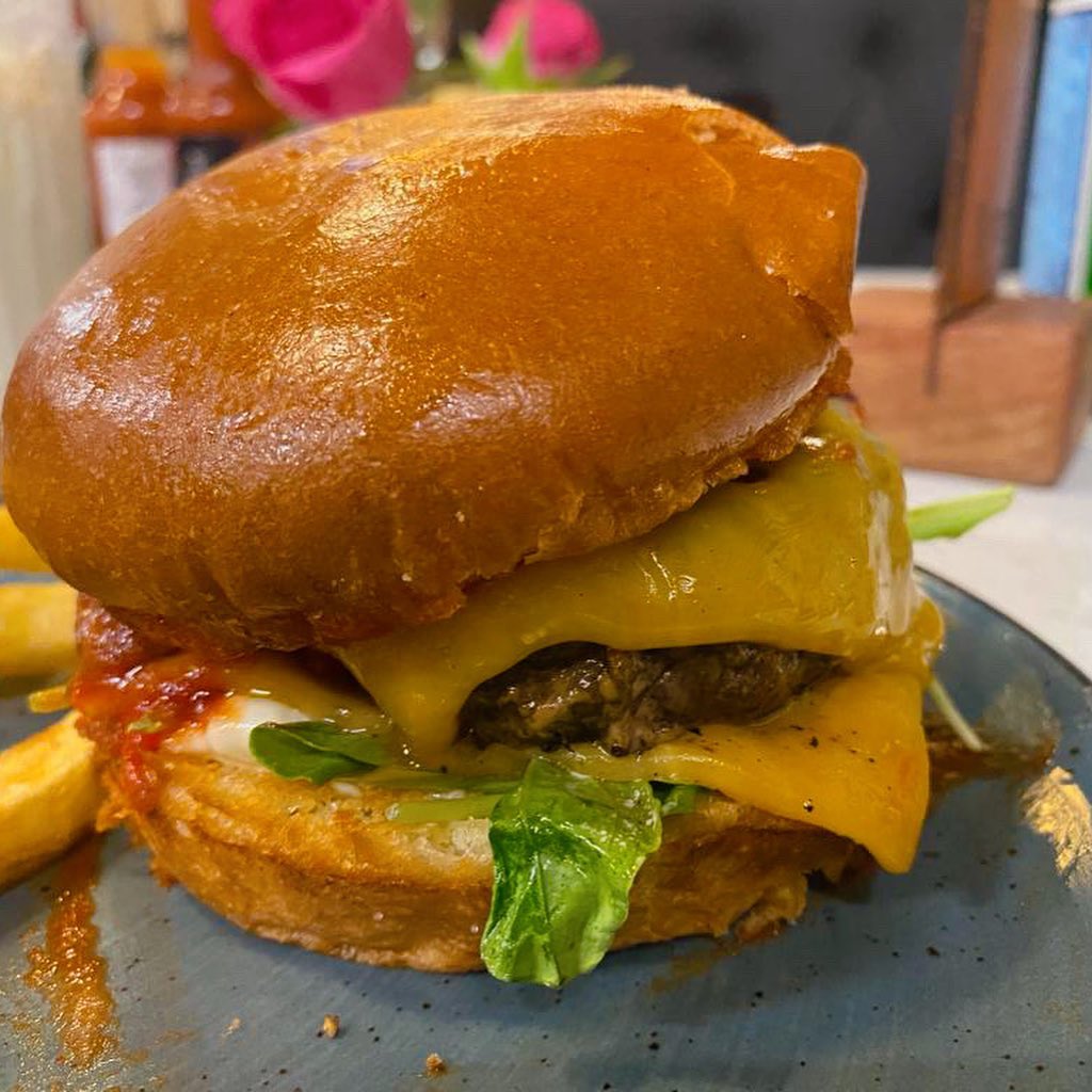 The OG Burger and Pineapple milkshake at @conscious_carnivores at Makers Landing, Cape Town #halaal #burger #burgerlover #ogburger #gourmetburger