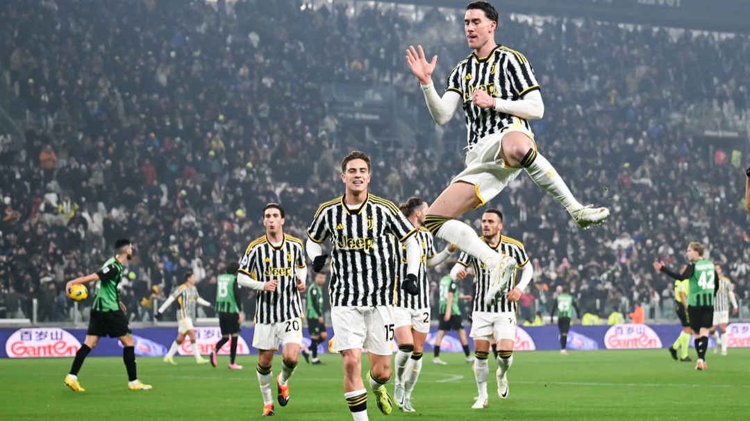 Juventus 3 Sassuolo 0. It was the Vlahovic show with two crackers in Turin. Juve keep the pace in a solid performance against a side that has always been a tricky and difficult opponent. Juve have only lost once this year and it was against Sassuolo. Juve had a solid masterplan to contain the threat and its 3 Big points. Off to Lecce next. Forza Bianconeri#juve #juventus #alianzstadium #juventusvssassuolo #bianconeri