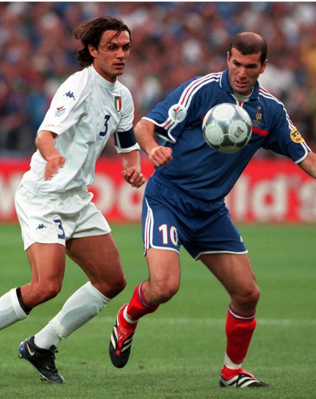 Defense vs Attack. Paulo Maldini defends against Zinedine Zidane in the EURO 2000 Final. Watta Thing#maldini #zidane