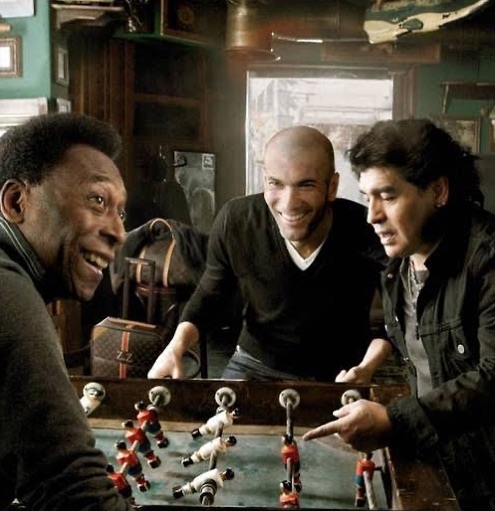 What do you think they talking about ? 🧐️#legendsthatshooktheblog #maradona #pele #zidane #tablesoccer