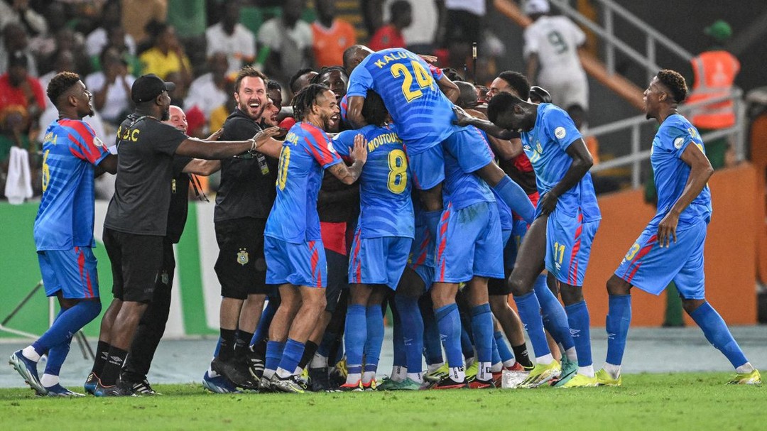 DR Congo beat Guinea 3-1 to advance to the semi finals of the AFCON Championships 2024. The Leopards are now strong Contenders for the final. In the earlier quarter final Nigeria beat Angola 1-0 to advance to the semis.#afcon #africacupofnations #congo #drcongo #guinea #nigeria #angola #afcon2024