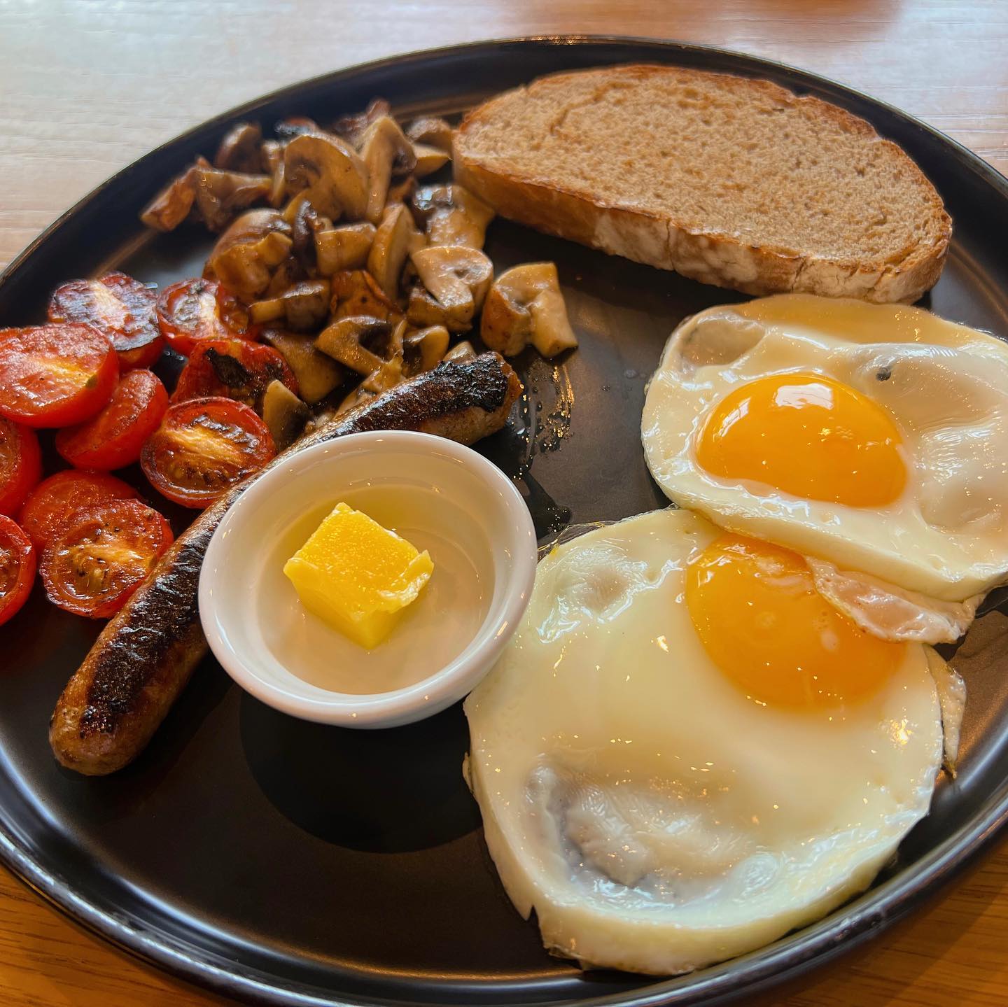 Bootegger Breakfast & Mince Omelette at @bootleggercoffeecompany in Rosebank #HalaalHave You been to the Bootlegger in Rosebank and How was it