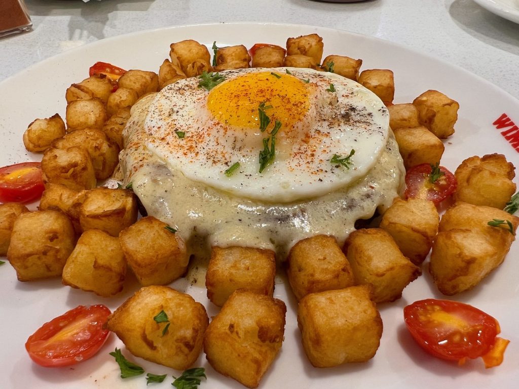 Mushroom Hash brekkie at @wimpykillarney 1 egg on a spinach and chickpea patty with mushroom sauce, grilled hashbrown cubes and grilled cherry tomatos. New on the Menu #HalaalHave you tried this yet