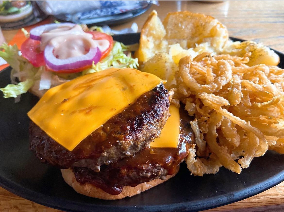 The Spur Double Cheese Burger is an Amazing Burger and has to go down for Iftaar. How would you rate the Spur Cheese Burger. Pic at San Antonio Spur Sandton City @rnbfamilyfoods