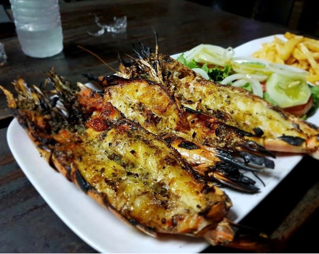 🇲🇿 Tiger Prawns on a fire with Lemon Butter and a light hint of Peri Peri in Beira Mozambique. How do you like your prawns