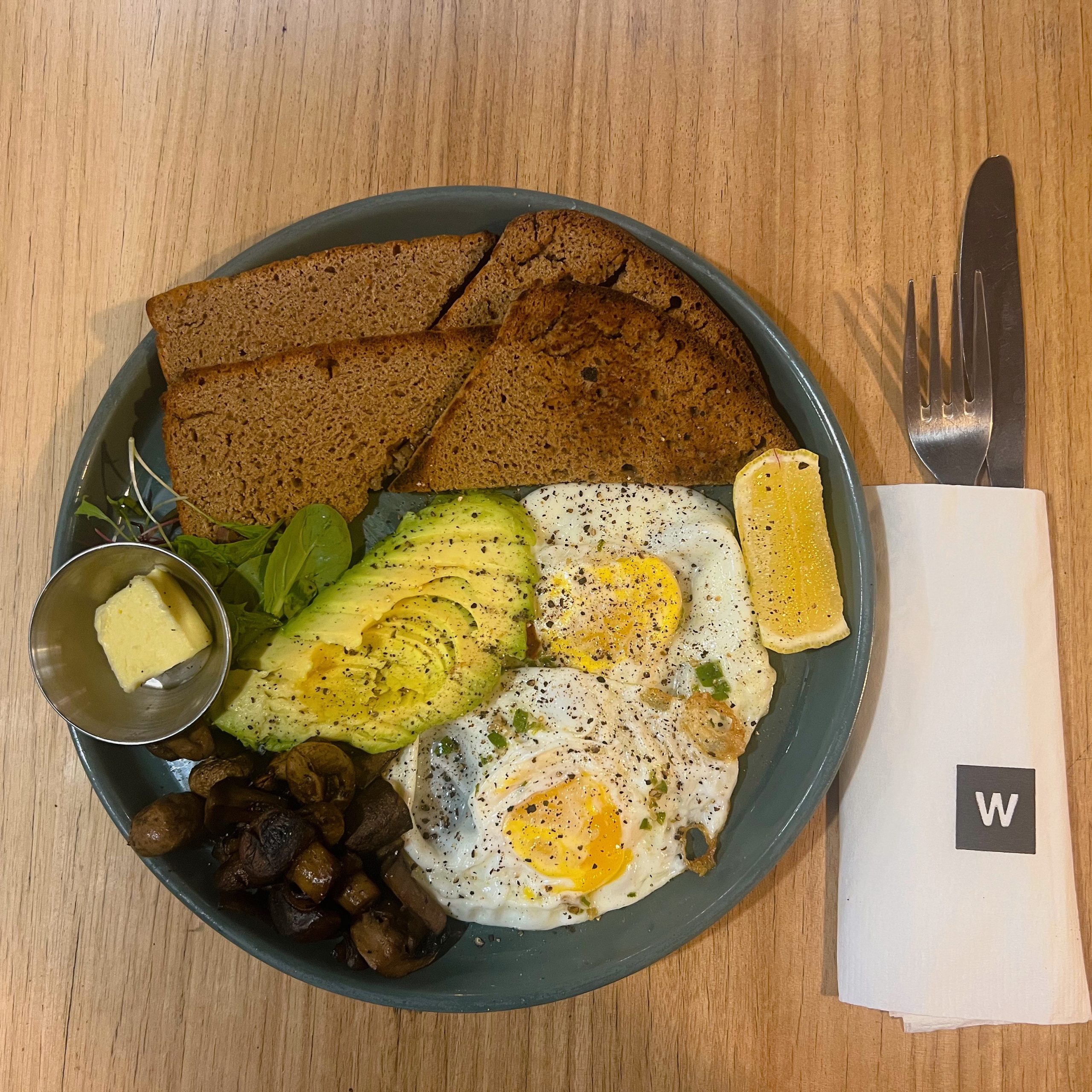 Chilli Eggs,Mushrooms, Avo and Rye at W Cafe in Hyde Park Corner @woolworths_sa #breakfast #brealfastideas #wcafe #woolies #chillieggs