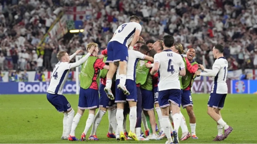 England 2 Netherlands 1. It was Villa Man Ollie Watkins that fired England into the Final. Well done to the 3 Lions and Azee Moola, Riza Bodiat, The Guvnor, Asvat and all the other Engeland Fans. Can you guys bring it home#englandvsnetherlands #euro2024 #englandfans #footballscominghome #itscominghome